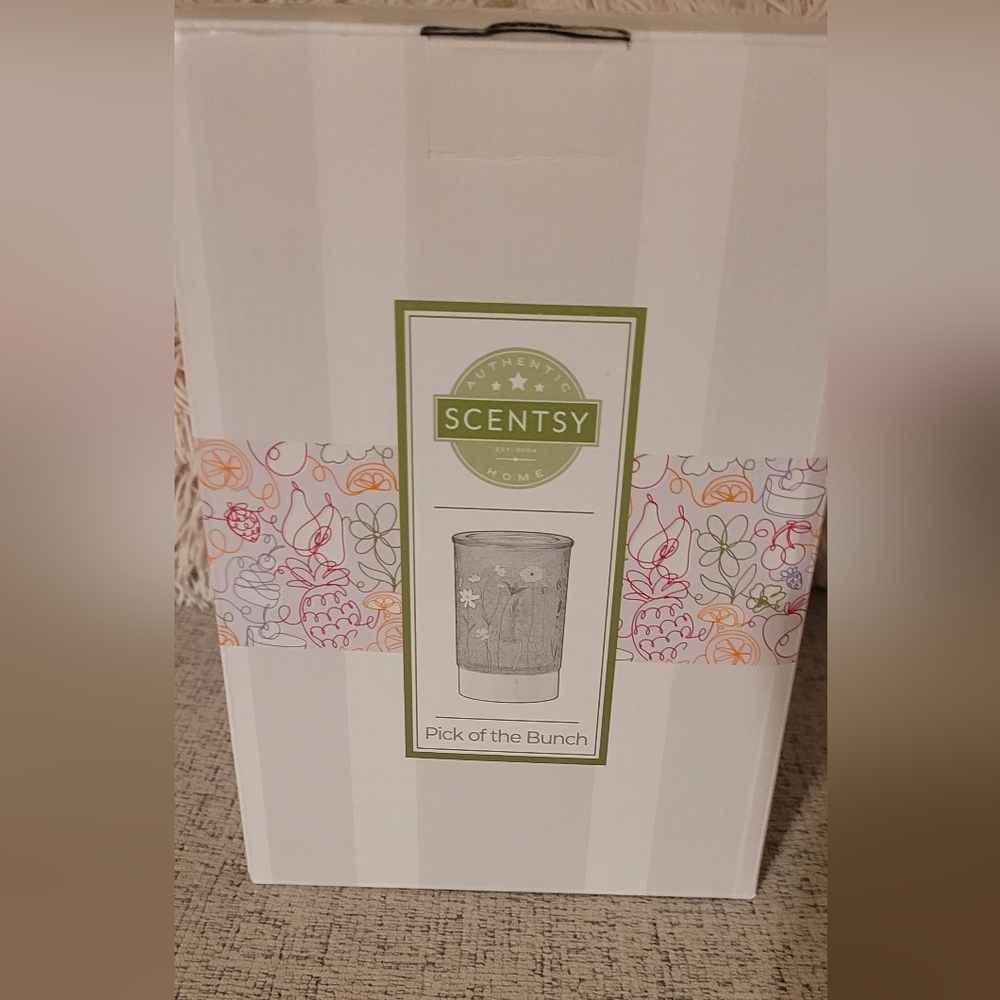 Scentsy Pick of the Bunch Warmer –White with Floral Accents with 2 wax sets BNIB - Picture 4 of 12